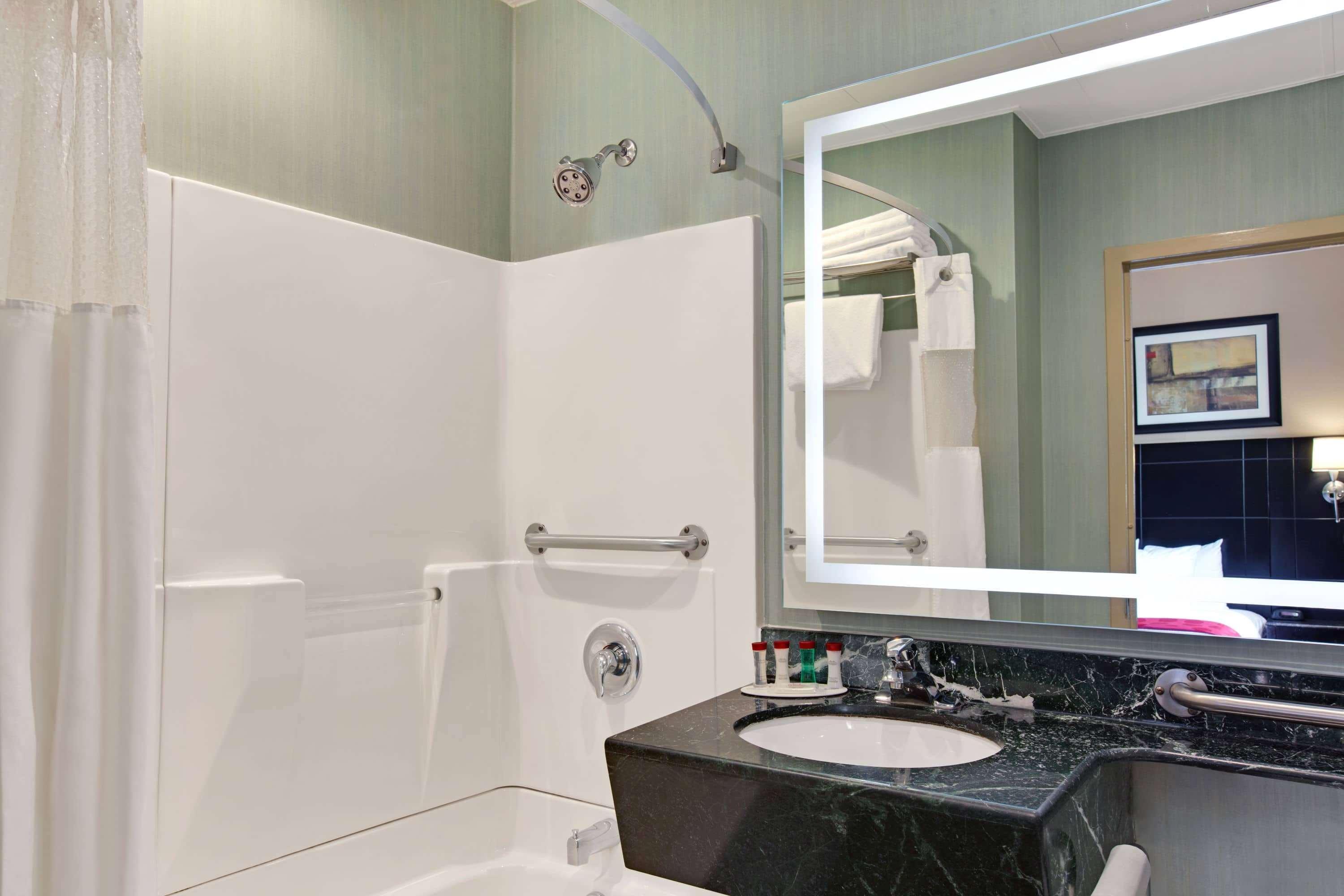 Ramada By Wyndham Bronx Hotel Ню Йорк Екстериор снимка