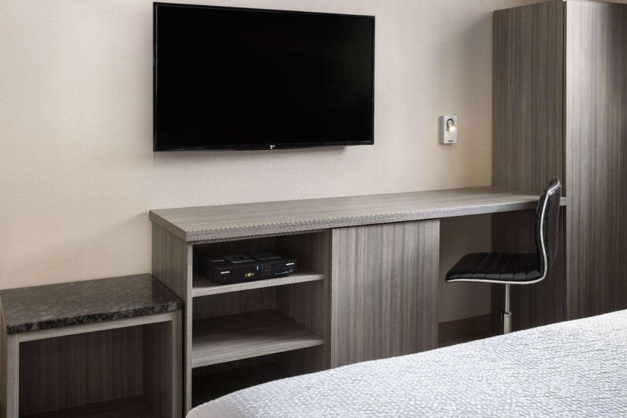 Ramada By Wyndham Bronx Hotel Ню Йорк Екстериор снимка