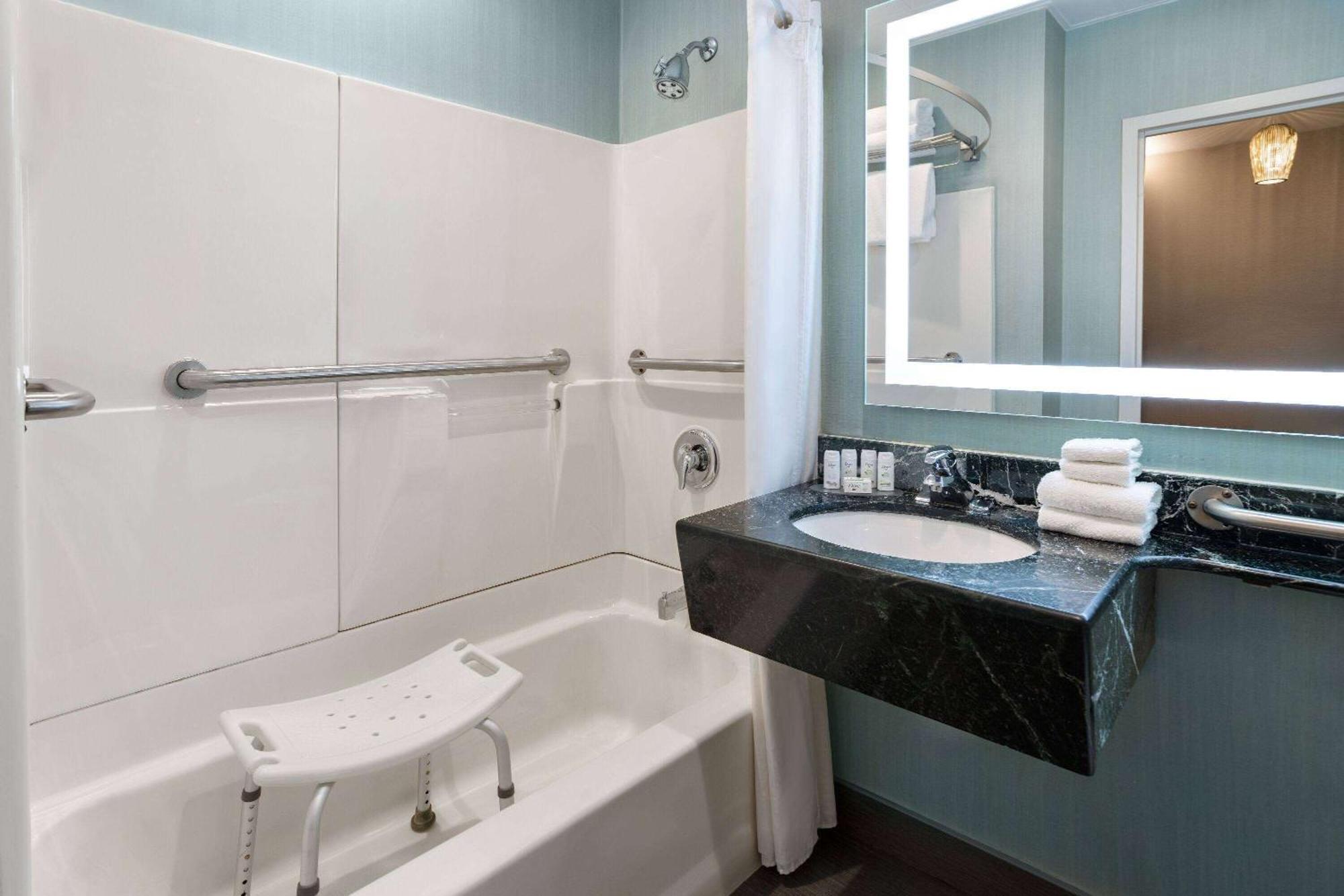 Ramada By Wyndham Bronx Hotel Ню Йорк Екстериор снимка
