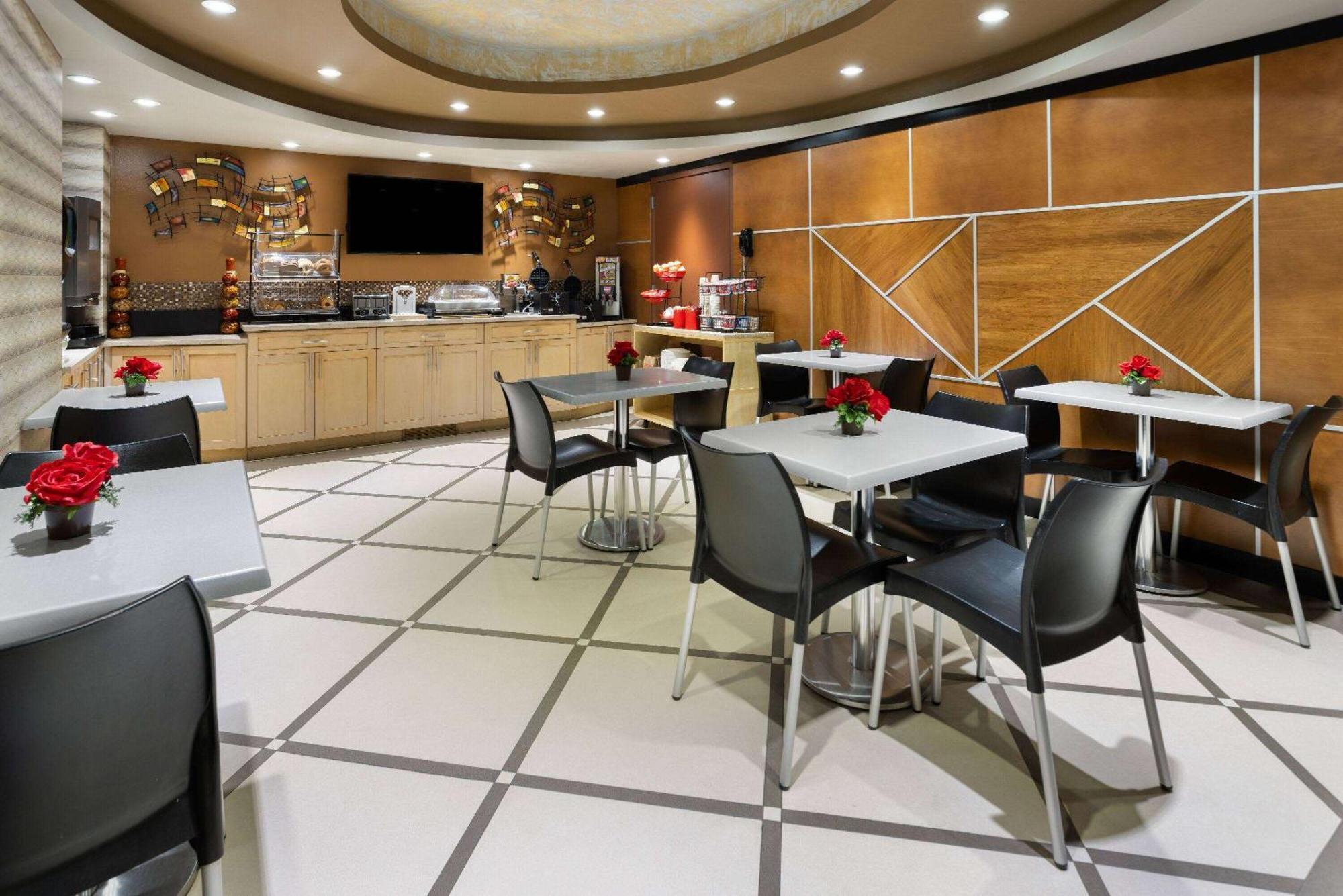 Ramada By Wyndham Bronx Hotel Ню Йорк Екстериор снимка