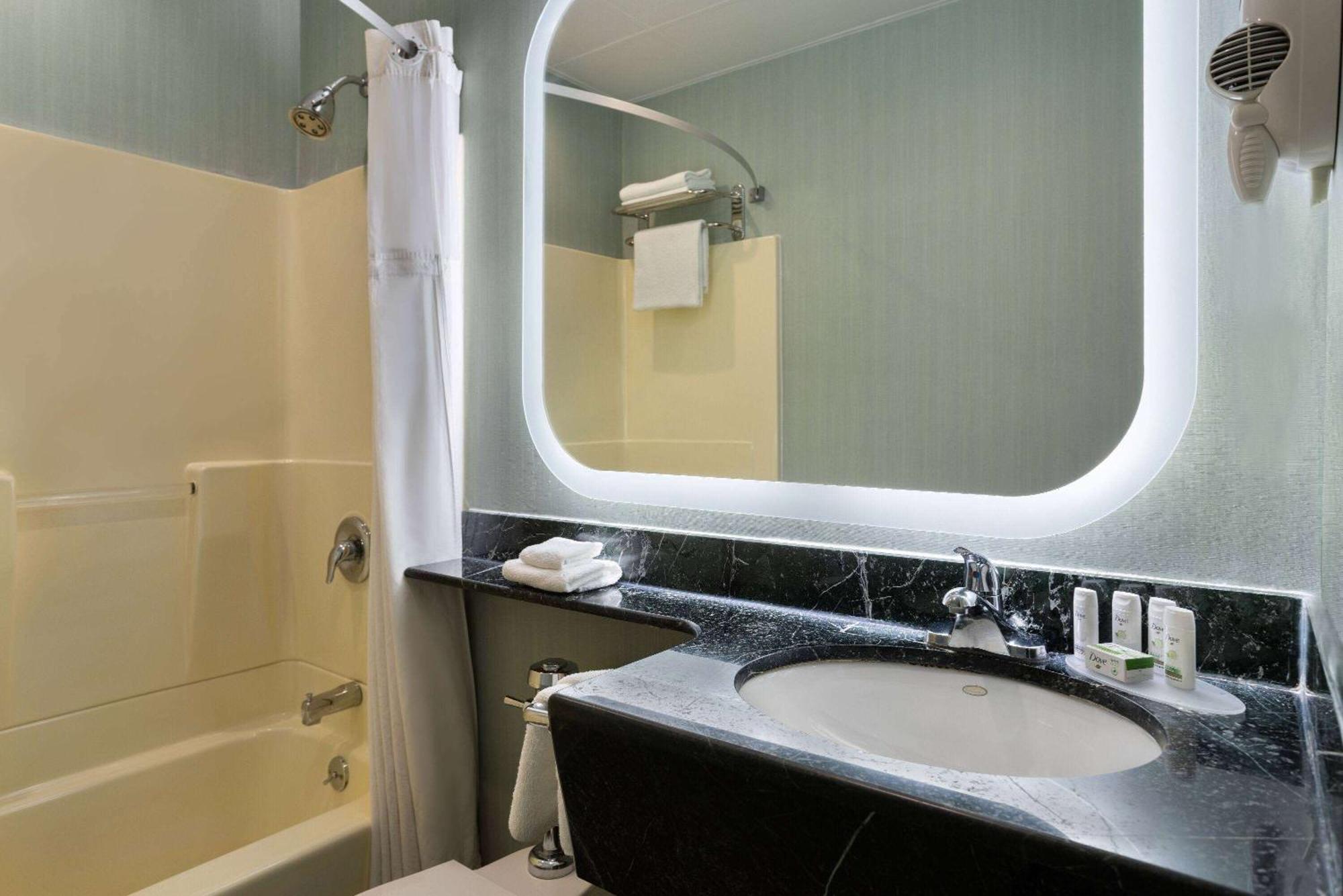 Ramada By Wyndham Bronx Hotel Ню Йорк Екстериор снимка